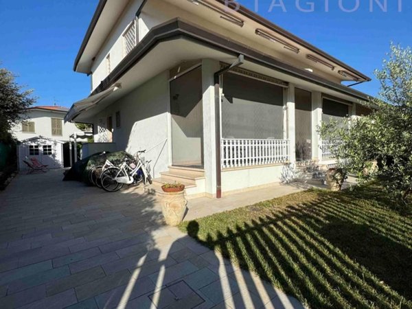 casa indipendente in vendita a Pietrasanta in zona Marina di Pietrasanta