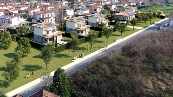 casa indipendente in vendita a Pietrasanta in zona Tonfano
