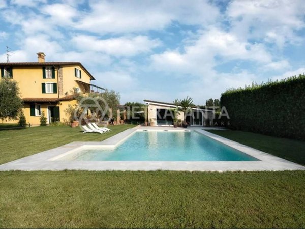 casa indipendente in vendita a Pietrasanta in zona Capezzano Monte