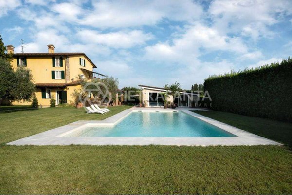 casa indipendente in vendita a Pietrasanta in zona Capezzano Monte