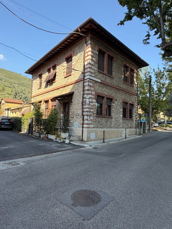 casa indipendente in vendita a Pietrasanta in zona Capezzano Monte