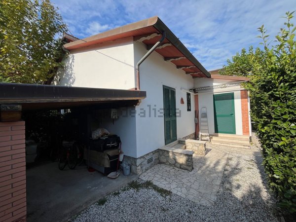 casa indipendente in vendita a Pietrasanta in zona Motrone
