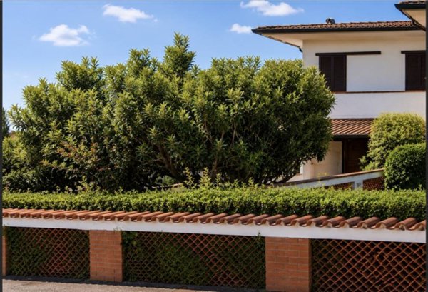 casa indipendente in vendita a Pietrasanta in zona Tonfano