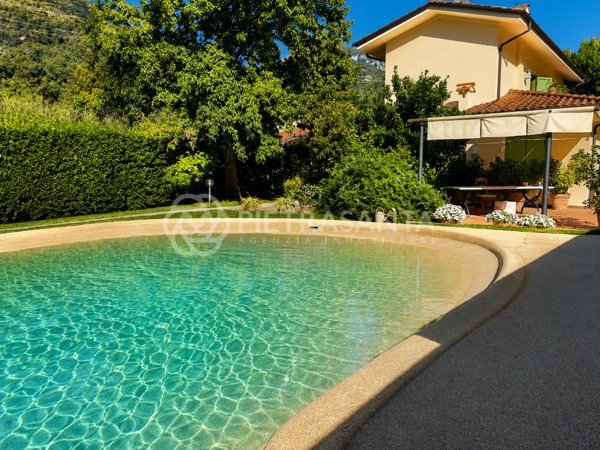 casa indipendente in vendita a Pietrasanta in zona Valdicastello