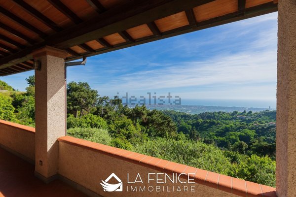 casa indipendente in vendita a Pietrasanta in zona Strettoia