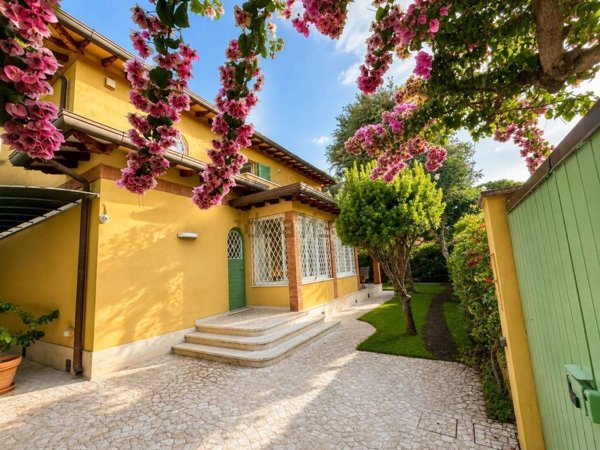 casa indipendente in vendita a Pietrasanta in zona Motrone
