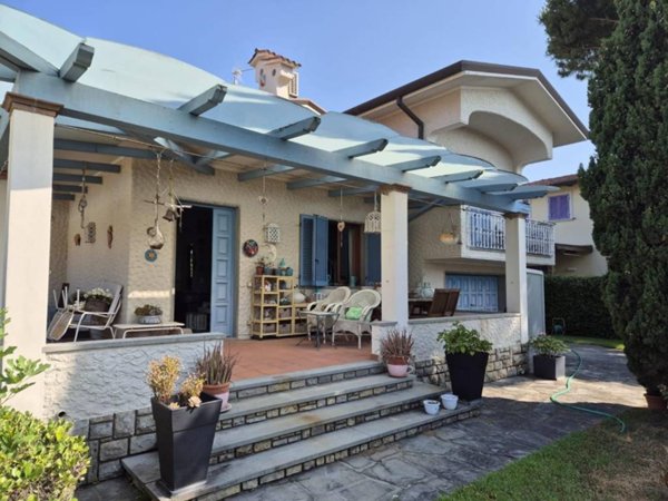 casa indipendente in vendita a Pietrasanta in zona Tonfano