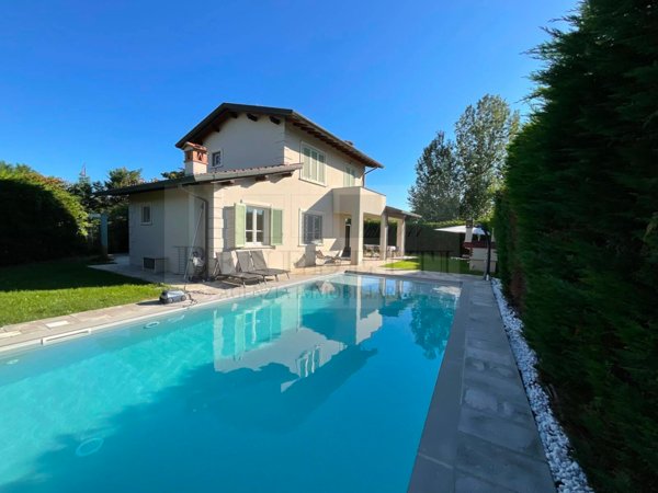 casa indipendente in vendita a Pietrasanta in zona Vignone