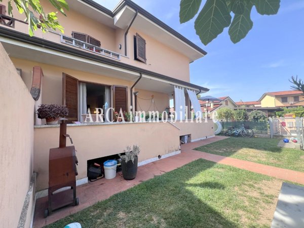 casa indipendente in vendita a Pietrasanta in zona Capezzano Monte