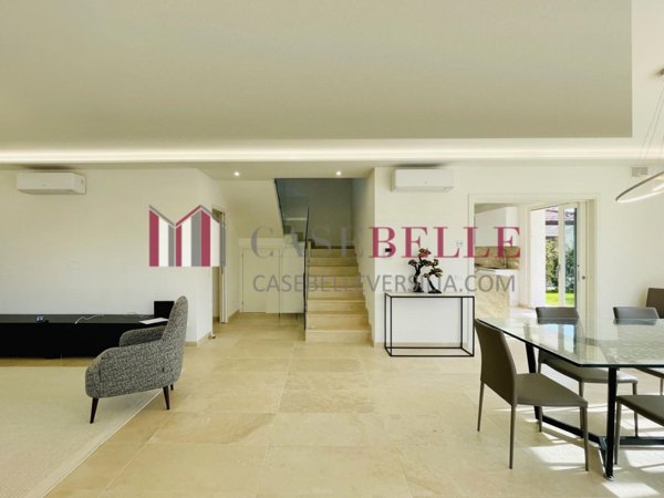 casa indipendente in vendita a Pietrasanta in zona Tonfano