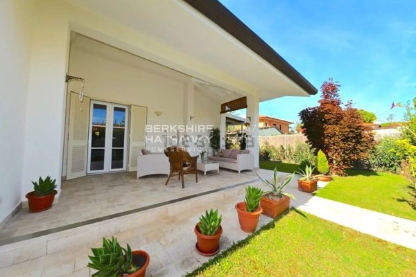 casa indipendente in vendita a Pietrasanta in zona Tonfano