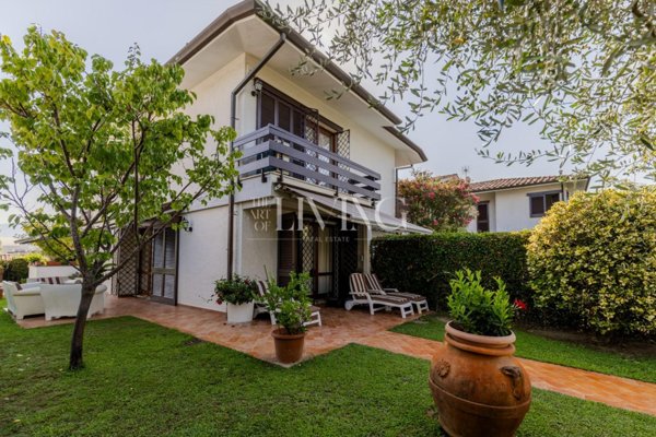 casa indipendente in vendita a Pietrasanta in zona Focette