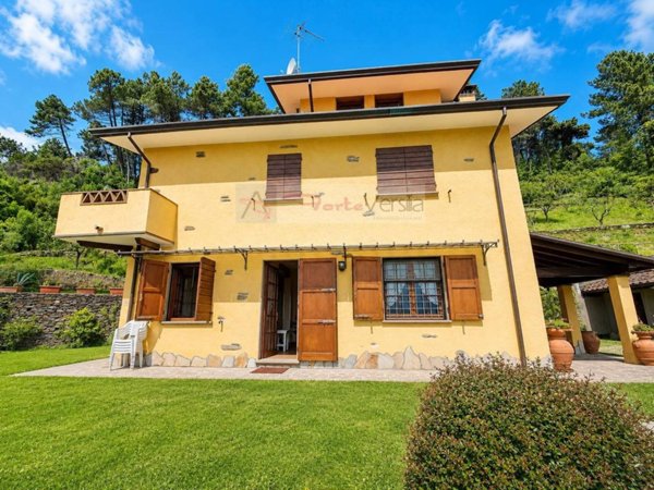 casa indipendente in vendita a Pietrasanta in zona Strettoia
