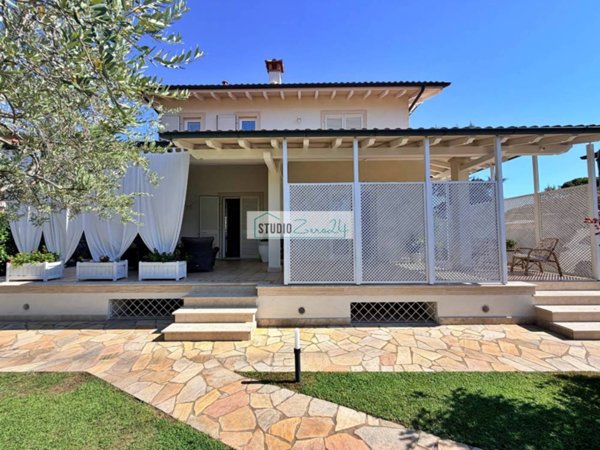 casa indipendente in vendita a Pietrasanta in zona Vignone