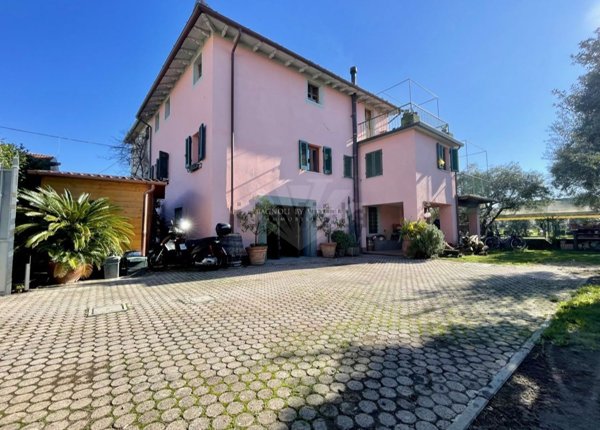casale in vendita a Pietrasanta in zona Crociale