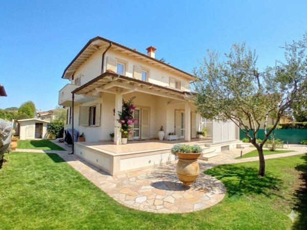 casa indipendente in vendita a Pietrasanta in zona Tonfano