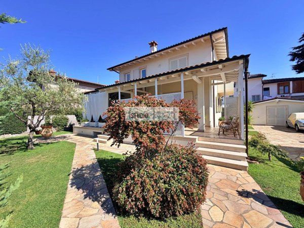 casa indipendente in vendita a Pietrasanta in zona Tonfano