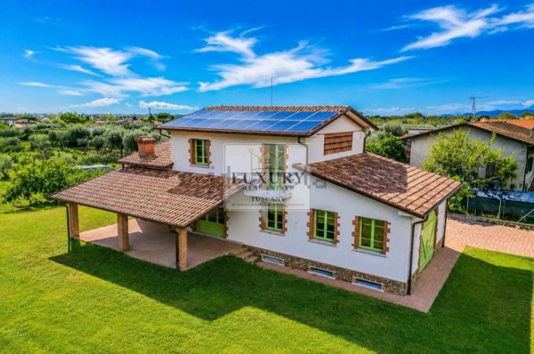 casa indipendente in vendita a Pietrasanta in zona Strettoia