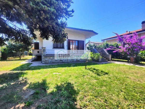 casa indipendente in vendita a Pietrasanta in zona Strettoia