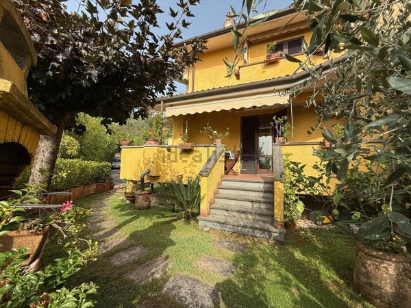 casa indipendente in vendita a Pietrasanta in zona Capezzano Monte