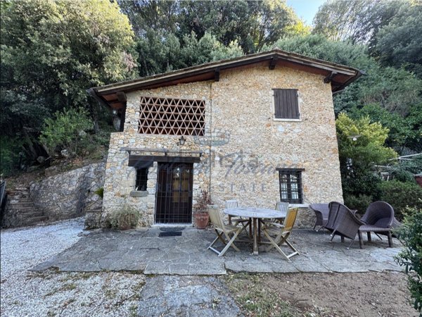 casale in vendita a Pietrasanta in zona Capezzano Monte