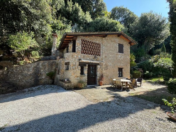 casa indipendente in vendita a Pietrasanta in zona Capezzano Monte