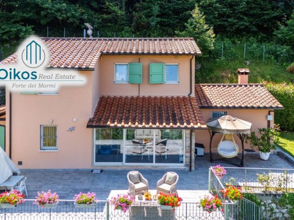 casa indipendente in vendita a Pietrasanta in zona Capriglia