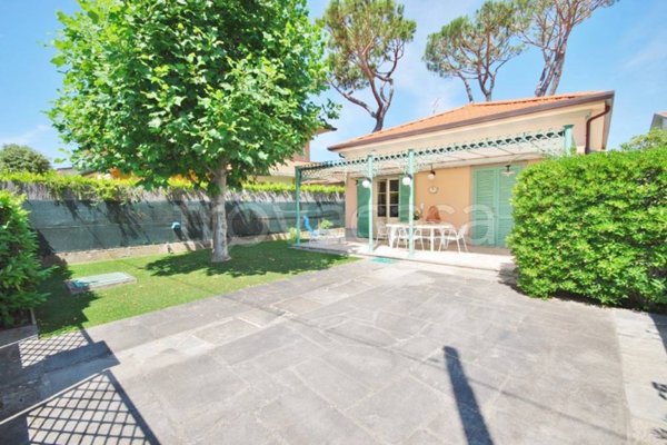 casa indipendente in vendita a Pietrasanta in zona Fiumetto