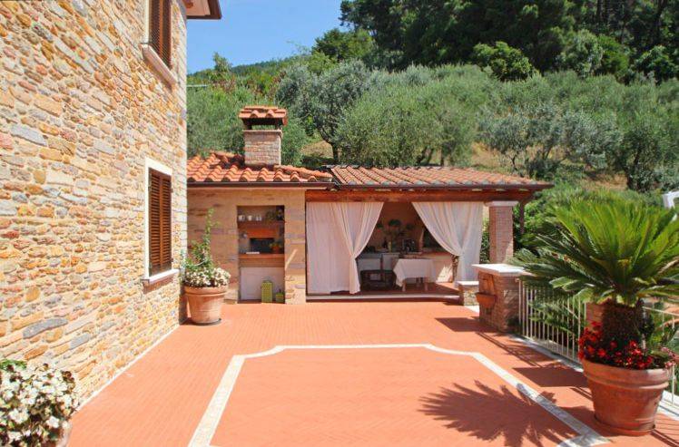 casa indipendente in vendita a Pietrasanta in zona Strettoia