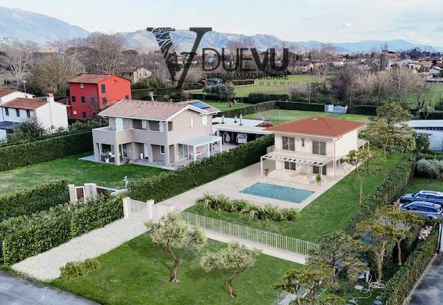 casa indipendente in vendita a Pietrasanta in zona Vignone