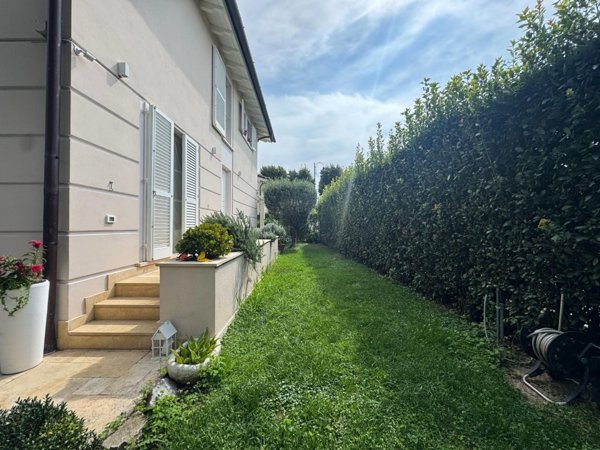 casa indipendente in vendita a Pietrasanta in zona Marina di Pietrasanta