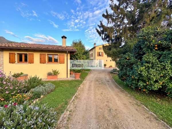 casa indipendente in vendita a Pietrasanta in zona Traversagna