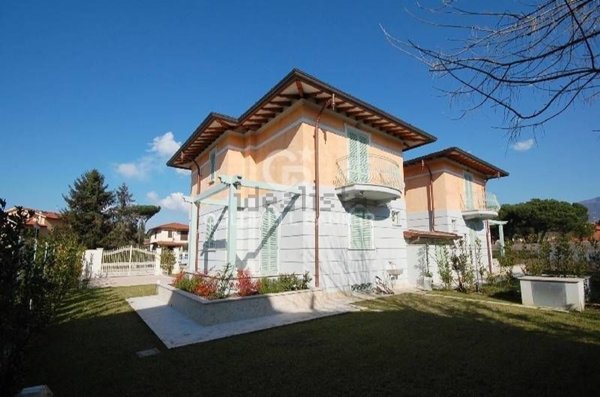 casa indipendente in vendita a Pietrasanta in zona Tonfano