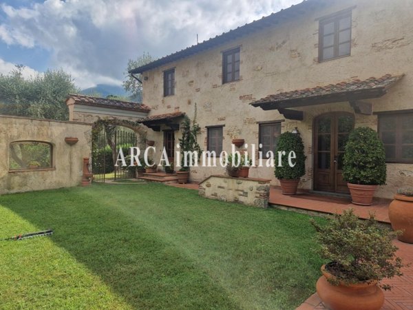 casa indipendente in vendita a Pietrasanta in zona Capezzano Monte