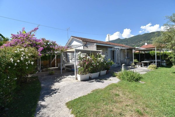 casa indipendente in vendita a Pietrasanta in zona Strettoia