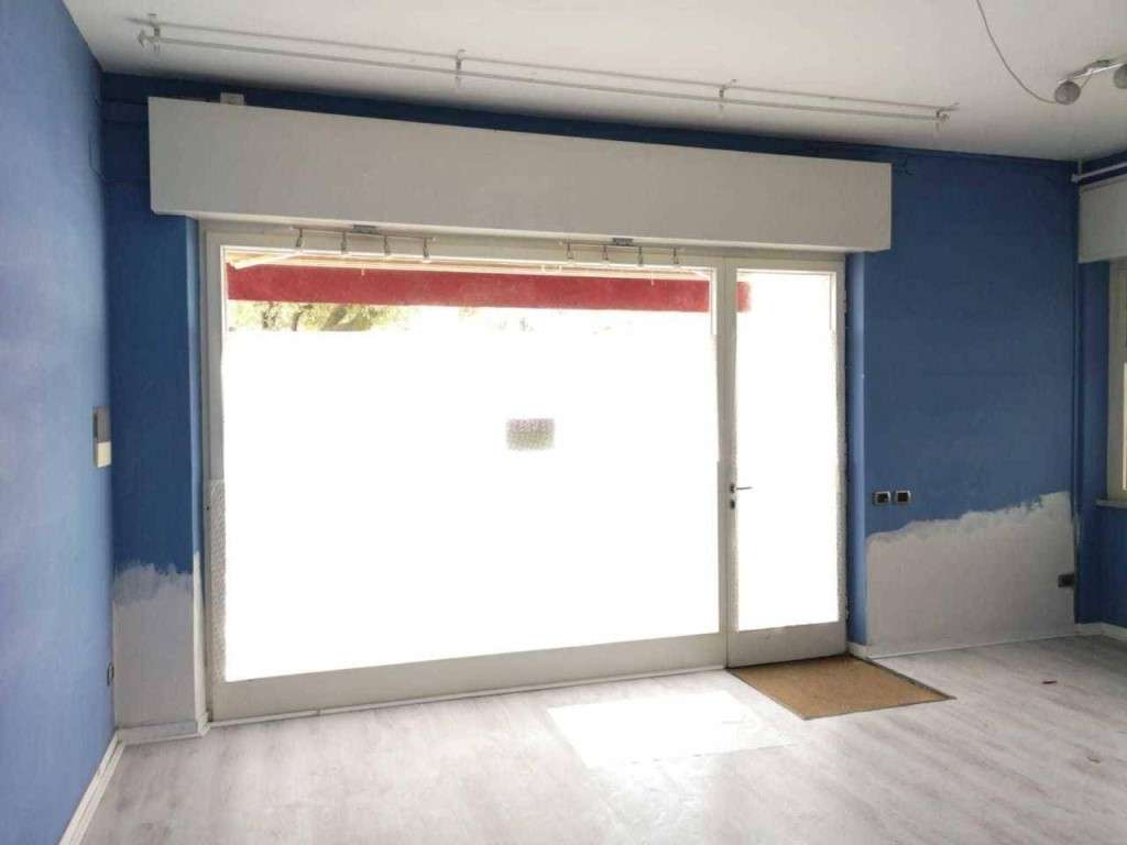 locale commerciale in vendita a Pietrasanta in zona Tonfano