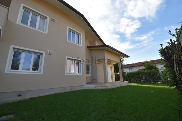 casa indipendente in vendita a Pietrasanta in zona Fiumetto
