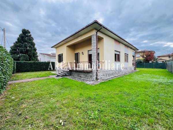 casa indipendente in vendita a Pietrasanta in zona Osterietta