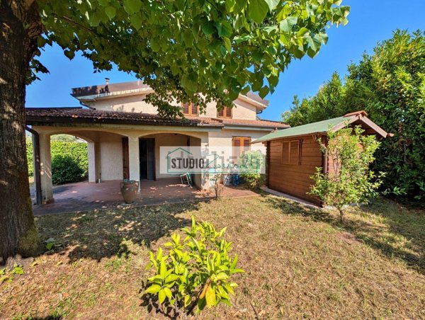casa indipendente in vendita a Pietrasanta in zona Osterietta