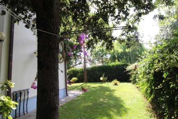 casa indipendente in vendita a Pietrasanta in zona Osterietta