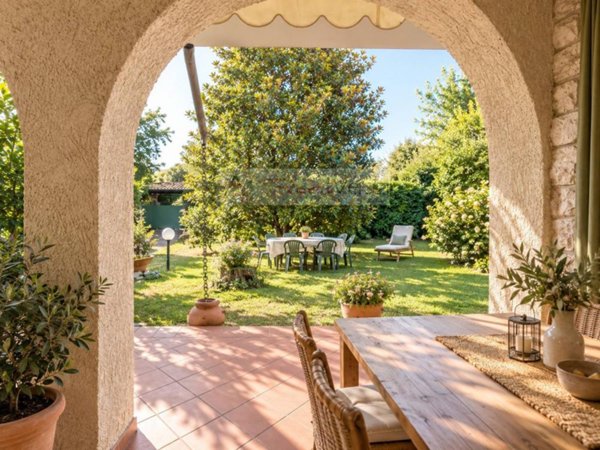casa indipendente in vendita a Pietrasanta in zona Crociale