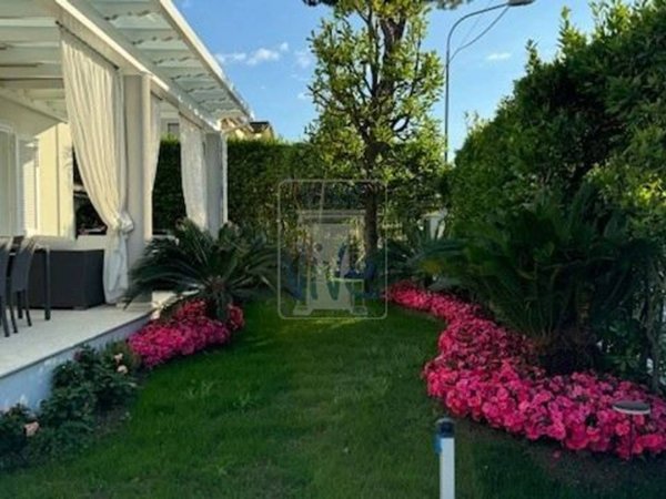 casa indipendente in vendita a Pietrasanta