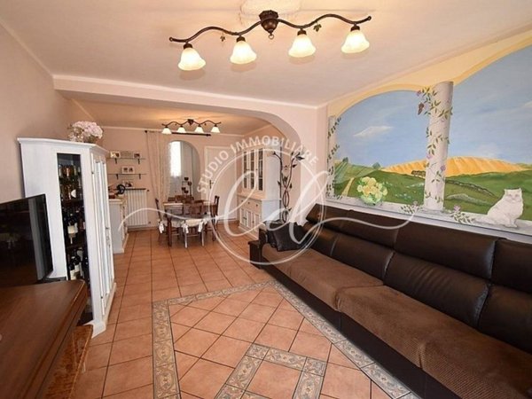 casa indipendente in vendita a Pietrasanta in zona Strettoia