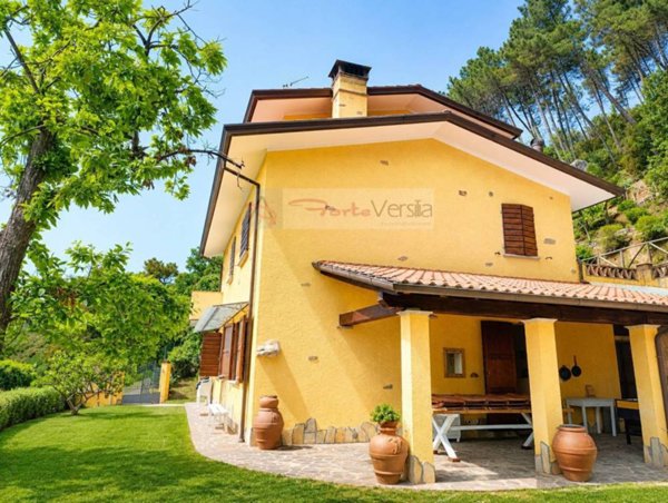 casa indipendente in vendita a Pietrasanta in zona Strettoia