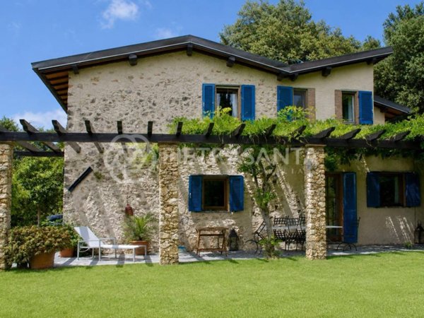 casa indipendente in vendita a Pietrasanta in zona Capezzano