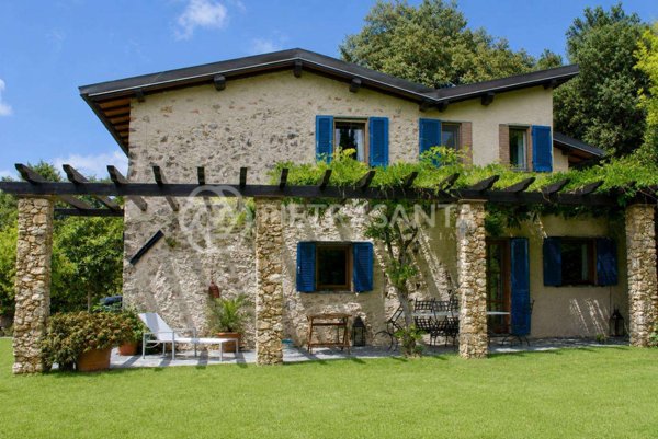 casa indipendente in vendita a Pietrasanta in zona Capezzano Monte