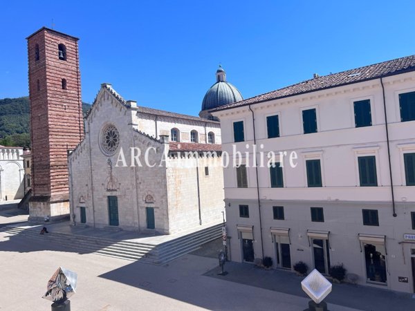 locale commerciale in vendita a Pietrasanta