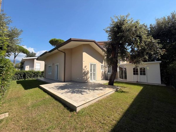 casa indipendente in vendita a Pietrasanta in zona Fiumetto