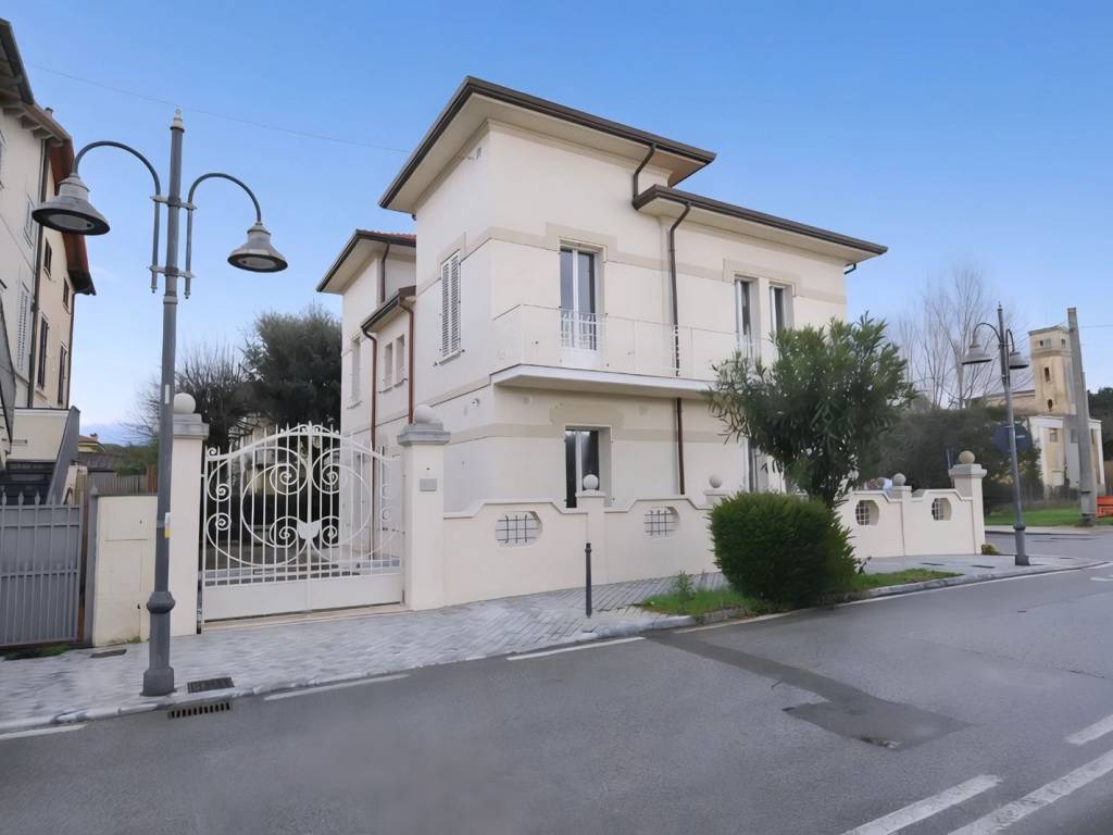 casa indipendente in vendita a Pietrasanta in zona Tonfano