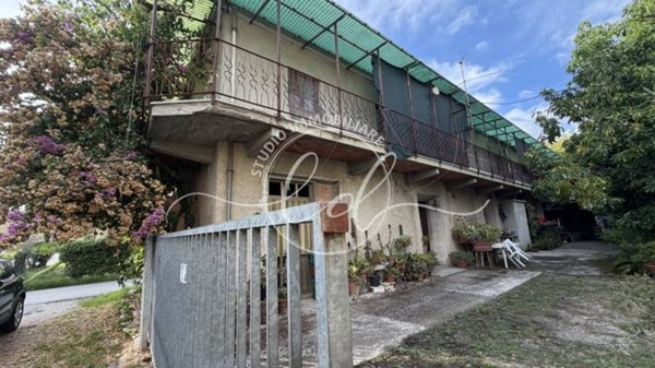casa indipendente in vendita a Pietrasanta in zona Strettoia